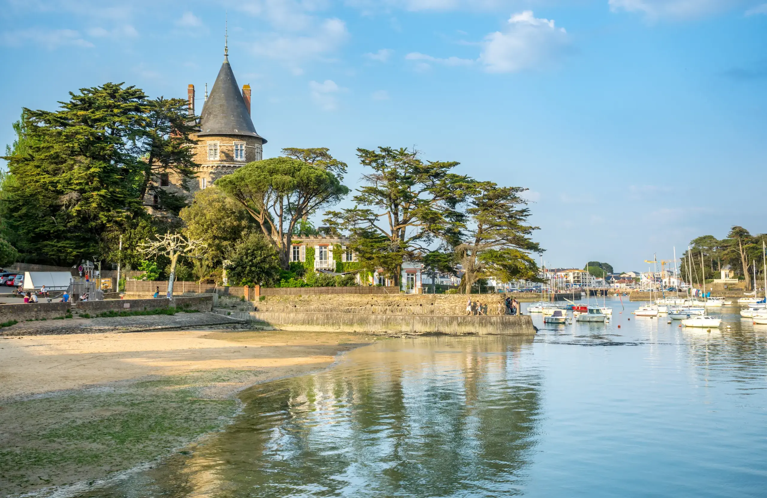 Maison avec tourelle au bord d’un port paisible