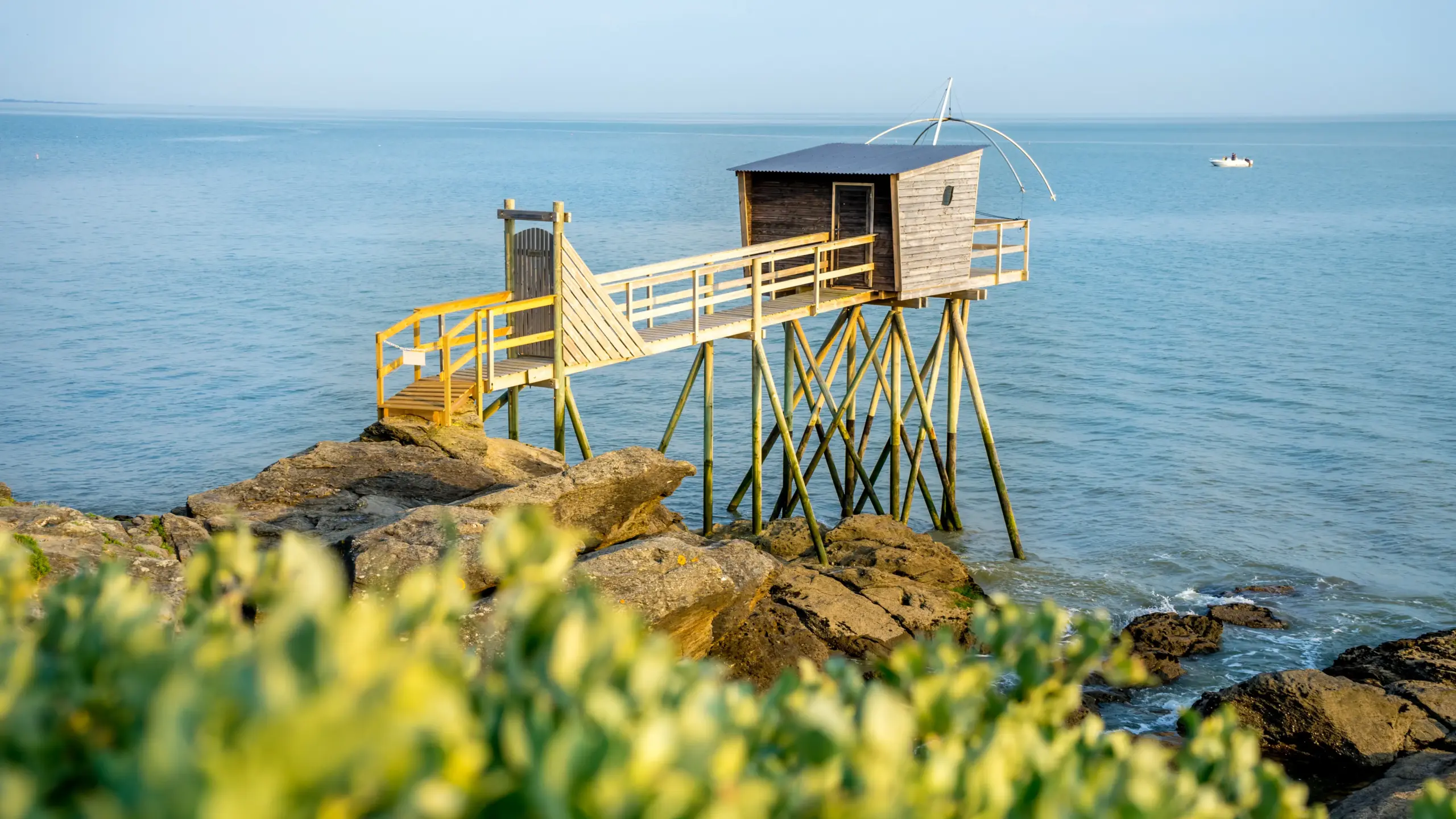 Cabane de pêche sur pilotis au bord de mer