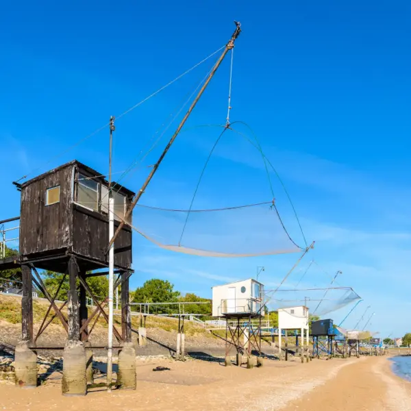 Carrelets de pêche sur plage au bord de mer