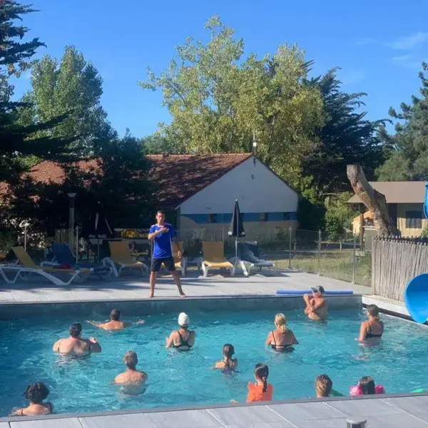 Cours d’aquagym en piscine extérieure ensoleillée