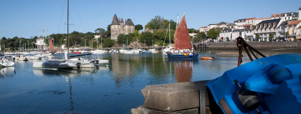 Port paisible avec voiliers et château médiéval
