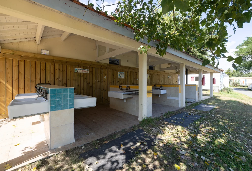 Espace vaisselle extérieur avec éviers sous abri