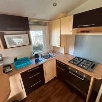 Petite cuisine équipée moderne avec four et évier