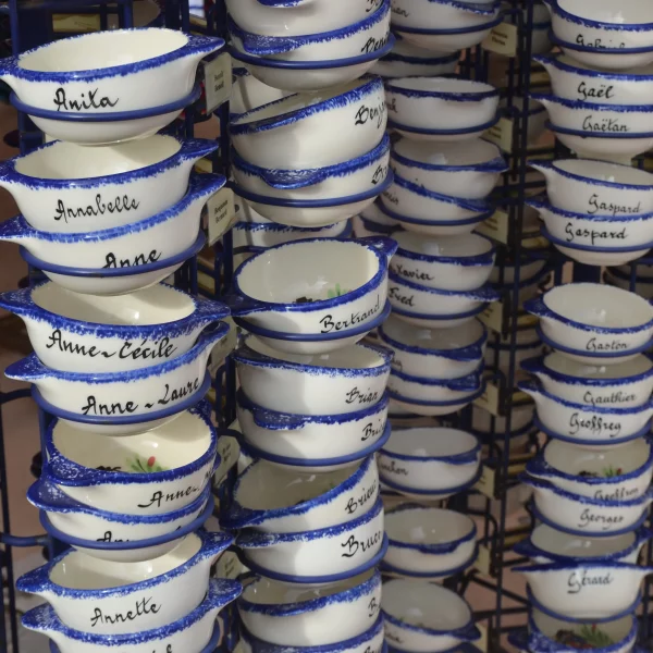 Bols blancs à liseré bleu personnalisés empilés