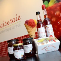 Produits artisanaux à la fraise et glaces