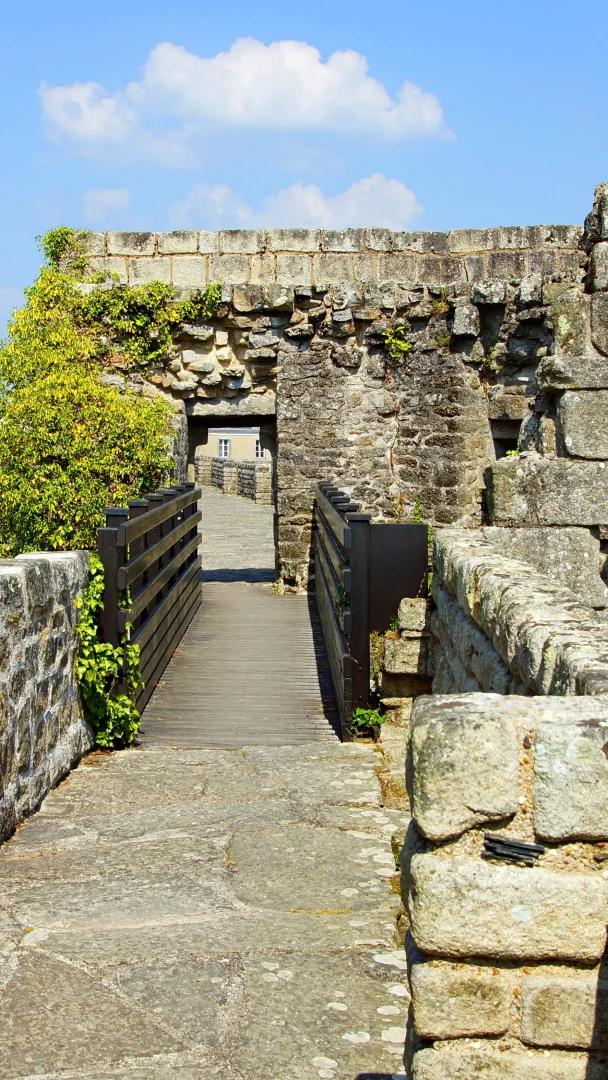Remparts en pierre d’un château médiéval