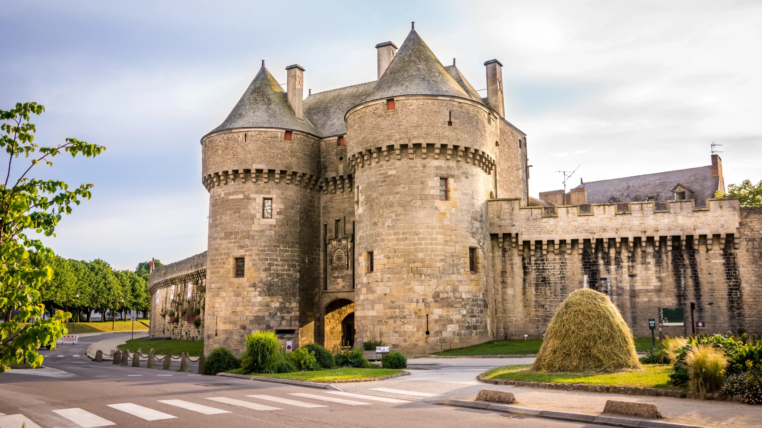 Château médiéval en pierre avec tours rondes