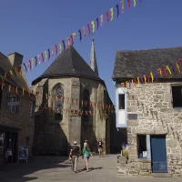 Place de village avec église et guirlandes colorées