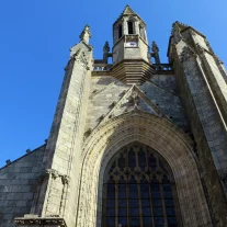 Façade d’église gothique avec clocher sous ciel bleu