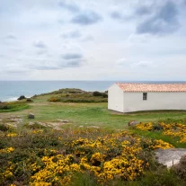 Petite chapelle blanche au bord de l’océan
