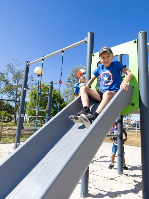 Enfants jouant sur un toboggan au parc