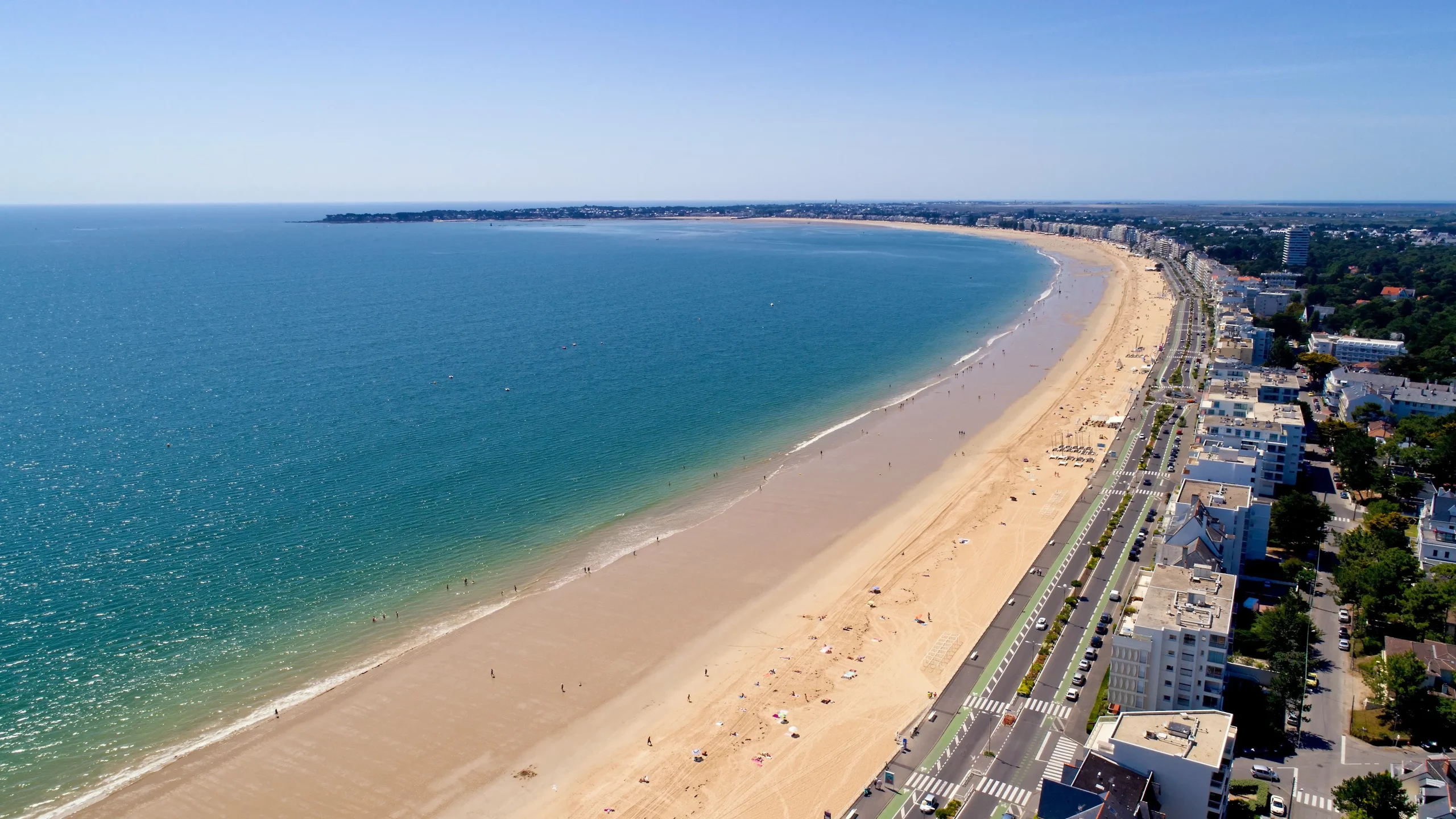 Vue aérienne d’une longue plage urbaine et océan