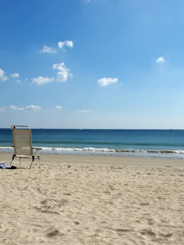 Chaise de plage face à l’océan calme