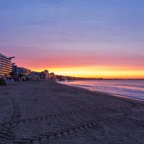 Plage urbaine au coucher du soleil coloré