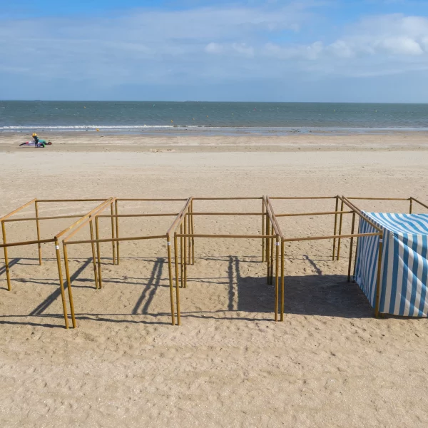 Structures de cabines sur plage face à la mer