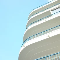 Immeuble moderne aux balcons courbés et ciel bleu