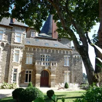 Manoir en pierre avec jardin arboré et terrasse