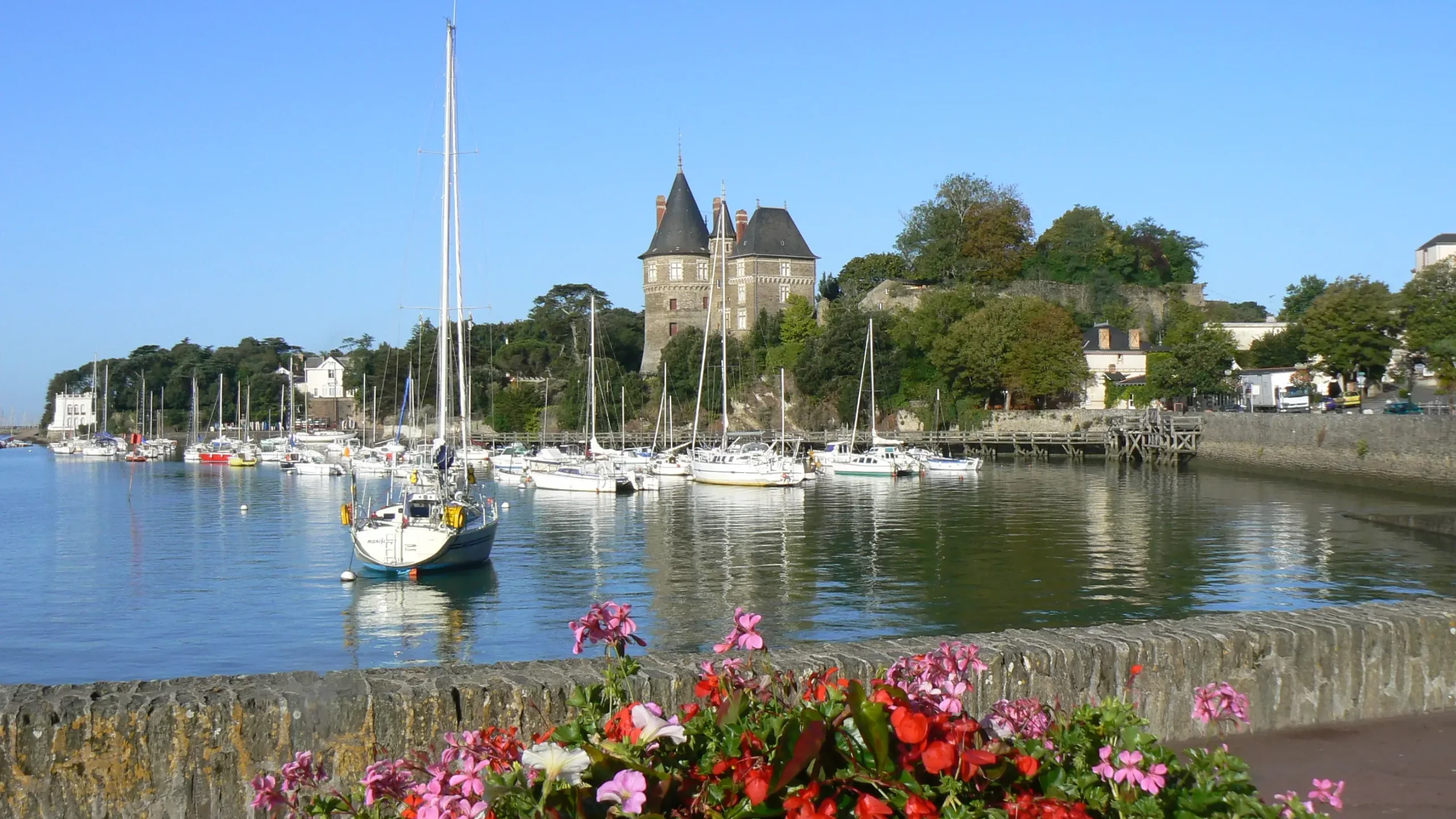 Port paisible avec voiliers et château médiéval