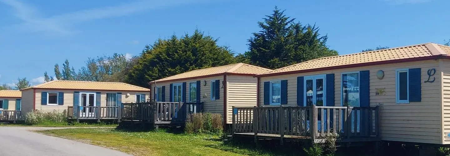 Mobil-homes alignés dans un camping ensoleillé