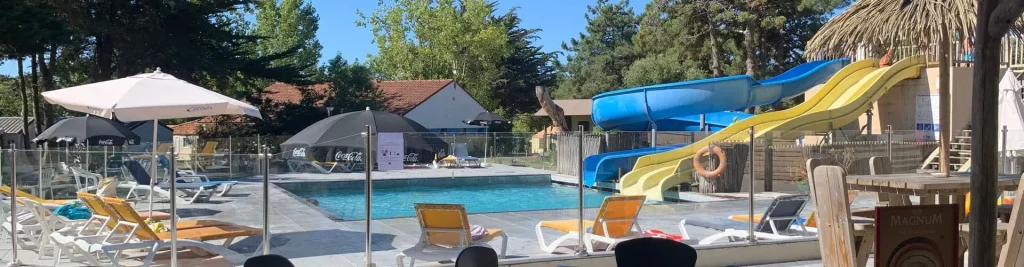 Piscine extérieure avec toboggans et transats ensoleillés