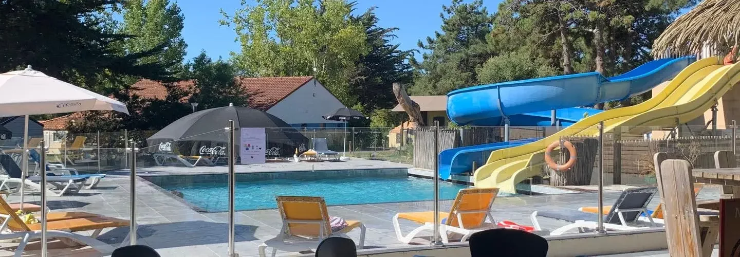 Piscine extérieure avec toboggans et transats ensoleillés