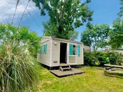 Mobil-home avec terrasse dans camping verdoyant
