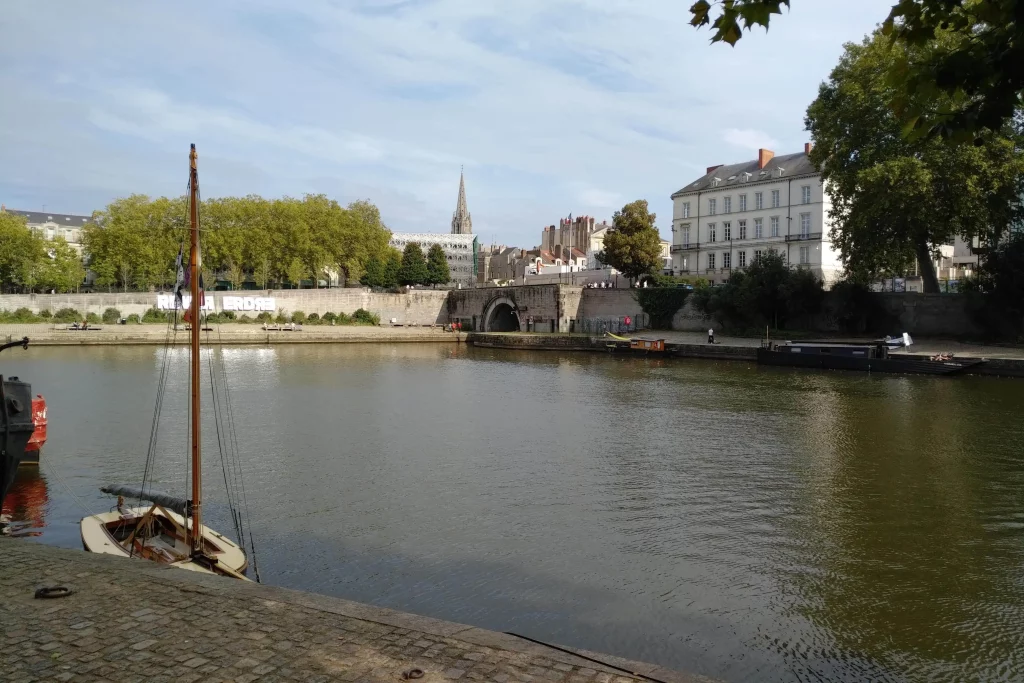 Rivière urbaine avec pont, bateaux et église