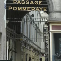 Entrée du Passage Pommeraye avec arche et grille