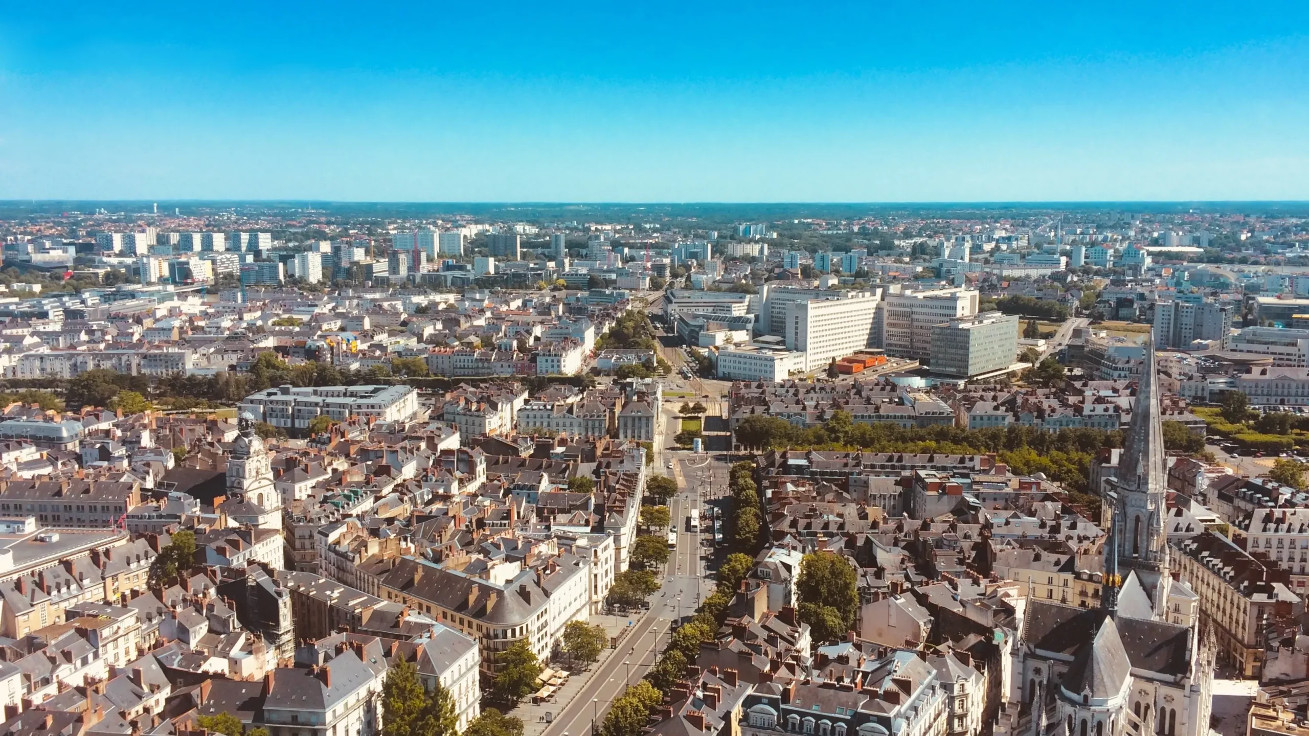 Vue aérienne d'une ville européenne avec église