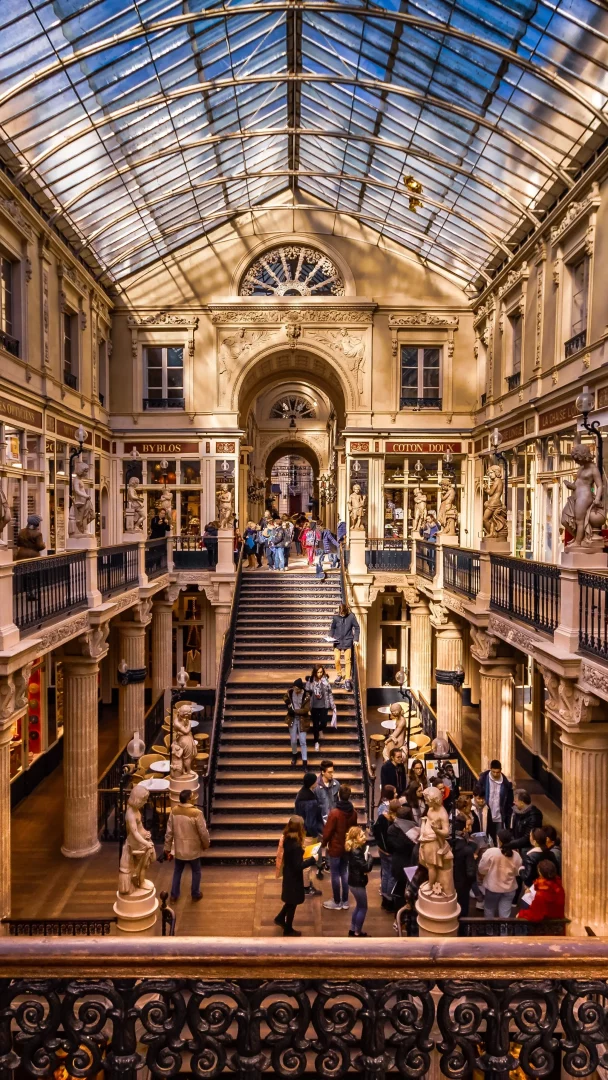 Galerie marchande historique avec verrière et escaliers centraux
