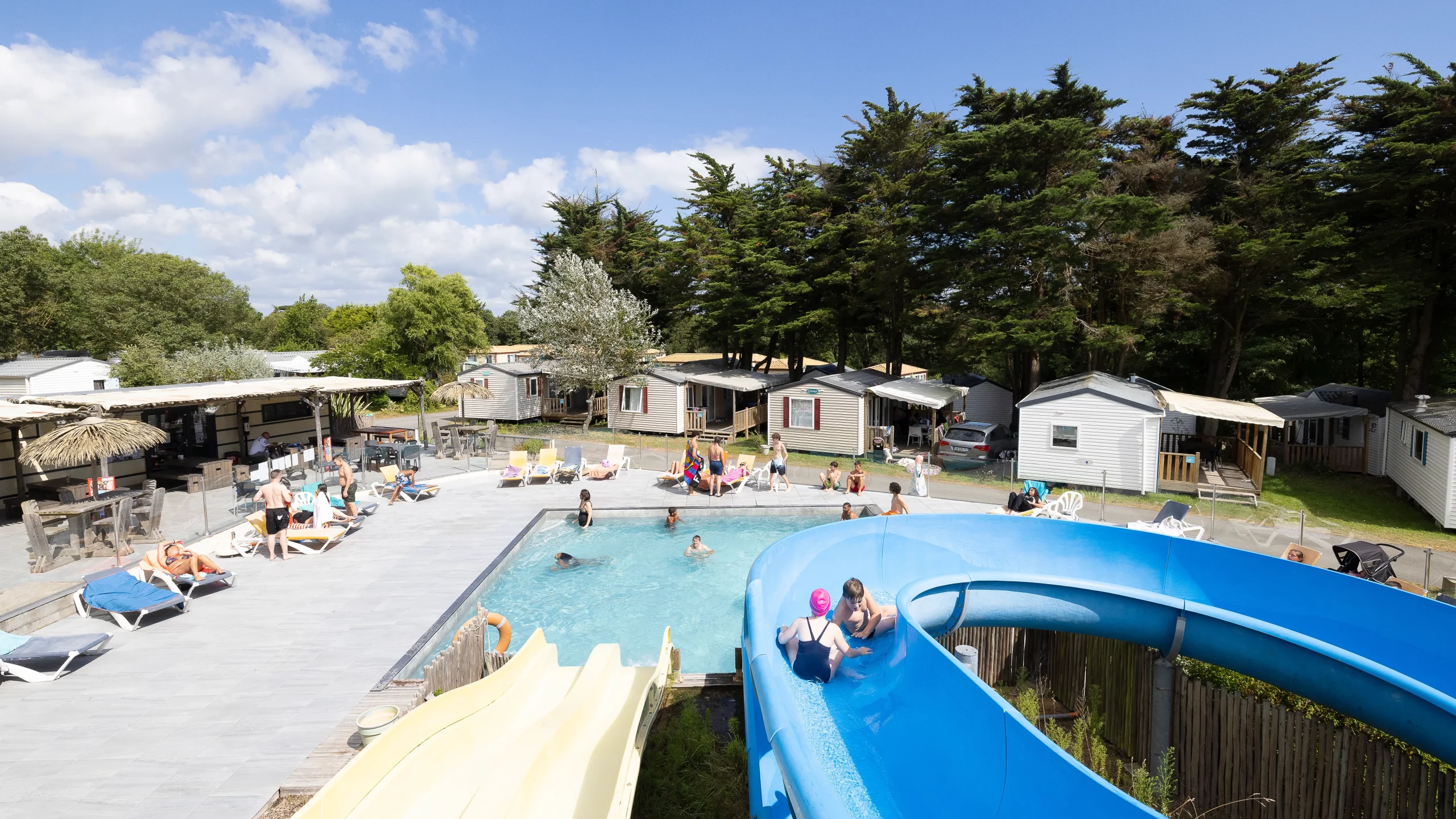 Camping avec piscine et toboggans aquatiques