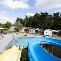 Camping avec piscine et toboggans aquatiques