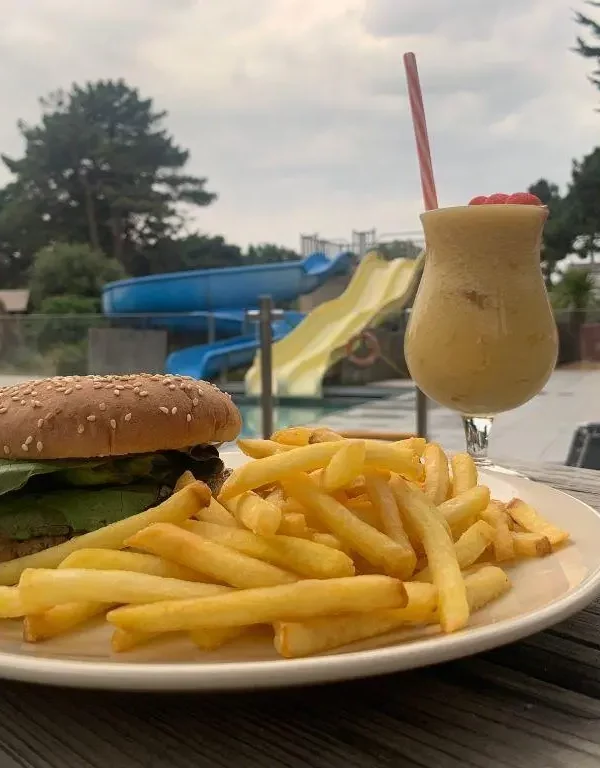 Burger frites et smoothie près d’une piscine