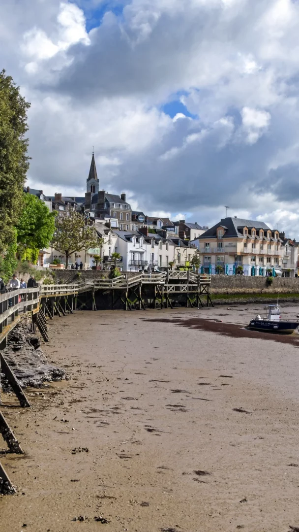 Promenade en bois le long d’un port à marée basse