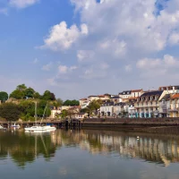 Port paisible avec château et voiliers
