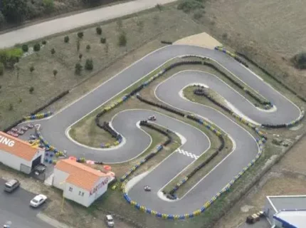 Vue aérienne d’un circuit de karting sinueux