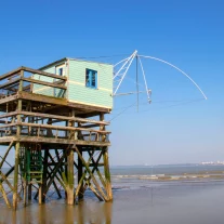 Cabane de pêche sur pilotis en bord de mer