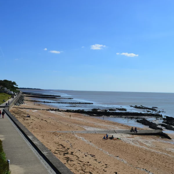 Plage rocheuse avec promenade en bord de mer