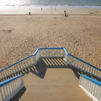 Escalier menant à une plage ensoleillée