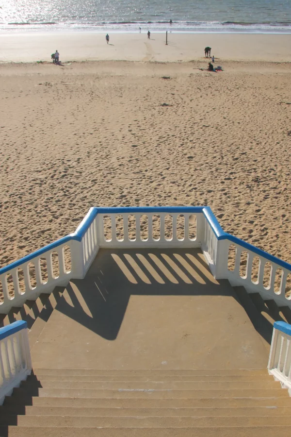 Escalier menant à une plage ensoleillée