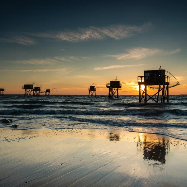 Carrelets sur l’océan au coucher du soleil