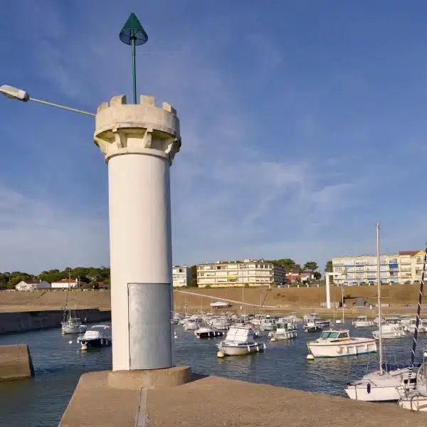 Phare blanc au port avec bateaux