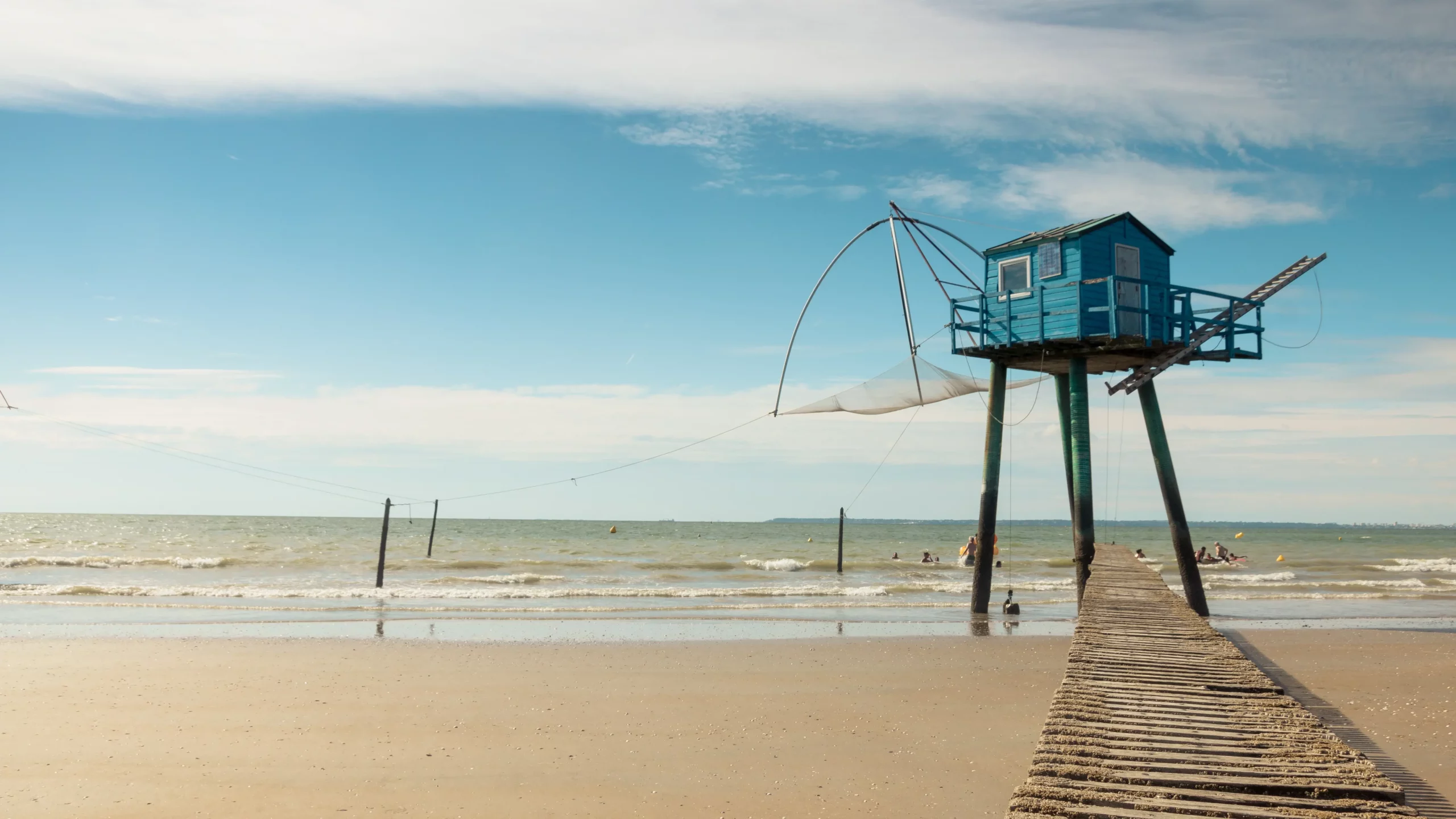 Cabane de pêche bleue sur pilotis au bord de mer