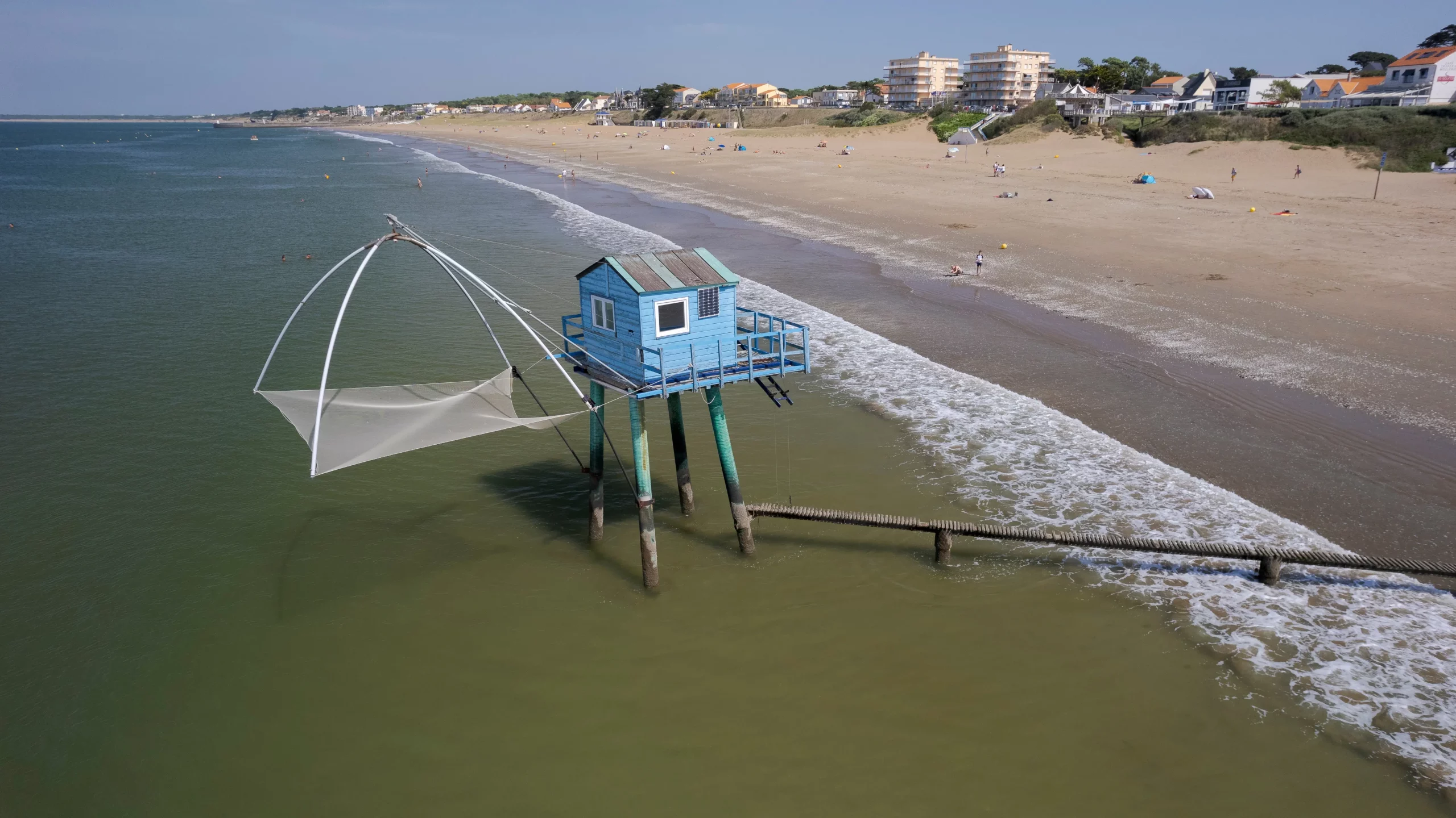 Cabane de pêche sur pilotis en bord de mer
