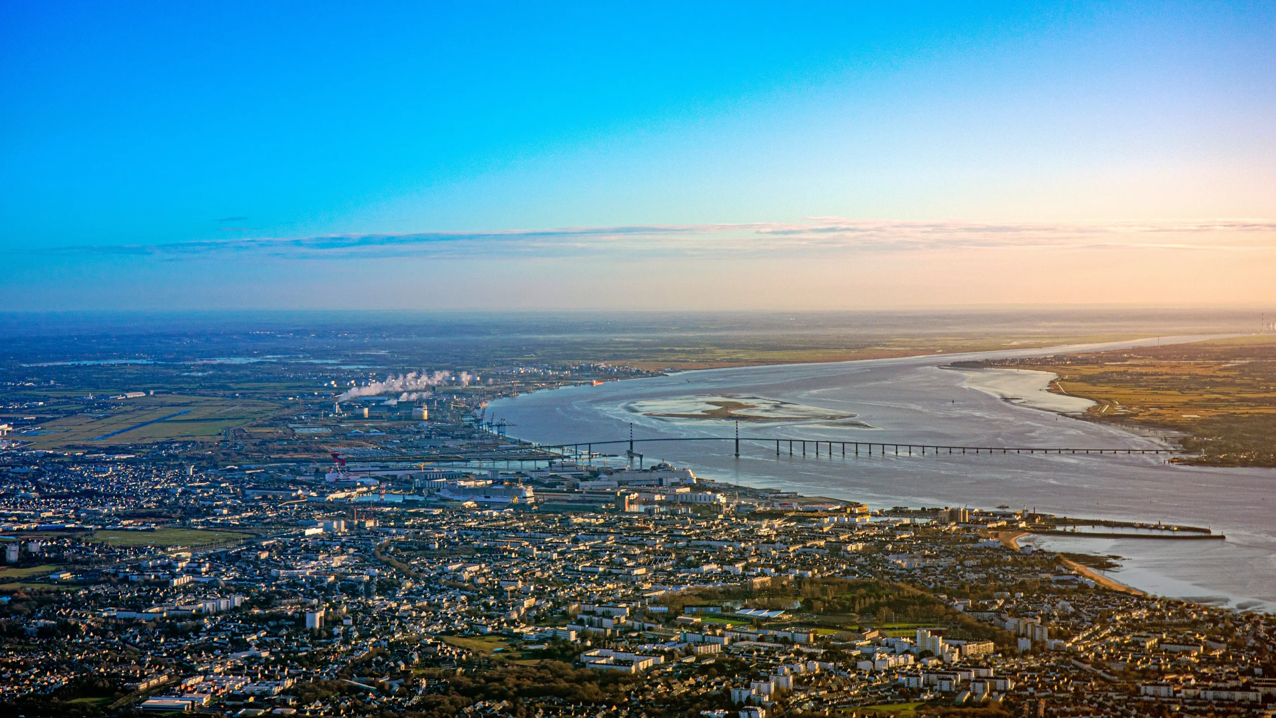 Vue aérienne estuaire avec pont et zone industrielle