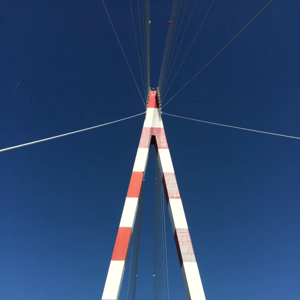 Pylône de pont rouge et blanc ciel bleu