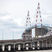Pont à haubans avec circulation au-dessus de l’eau
