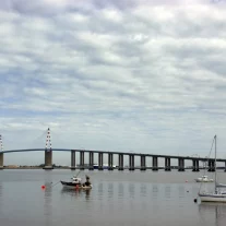 Pont long au-dessus de l’eau avec bateaux