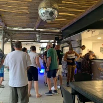 Clients faisant la queue à un bar extérieur