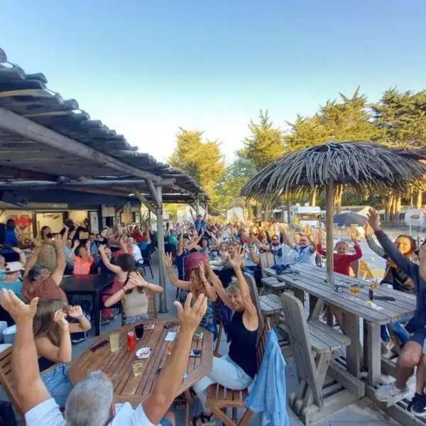 Terrasse animée avec clients levant les mains